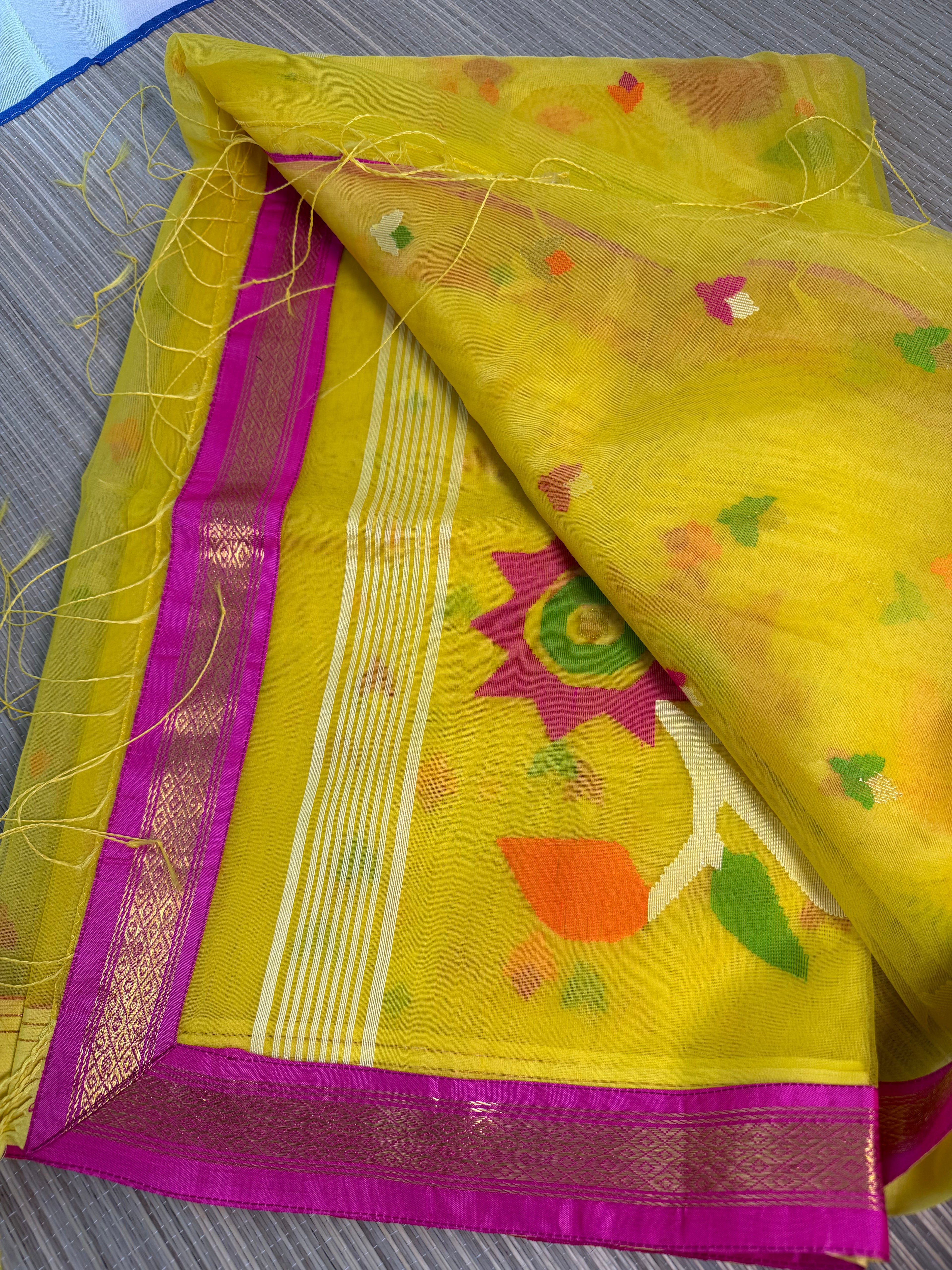 Muslin Jamdani Saree with Kanchi Border - Yellow/Pink