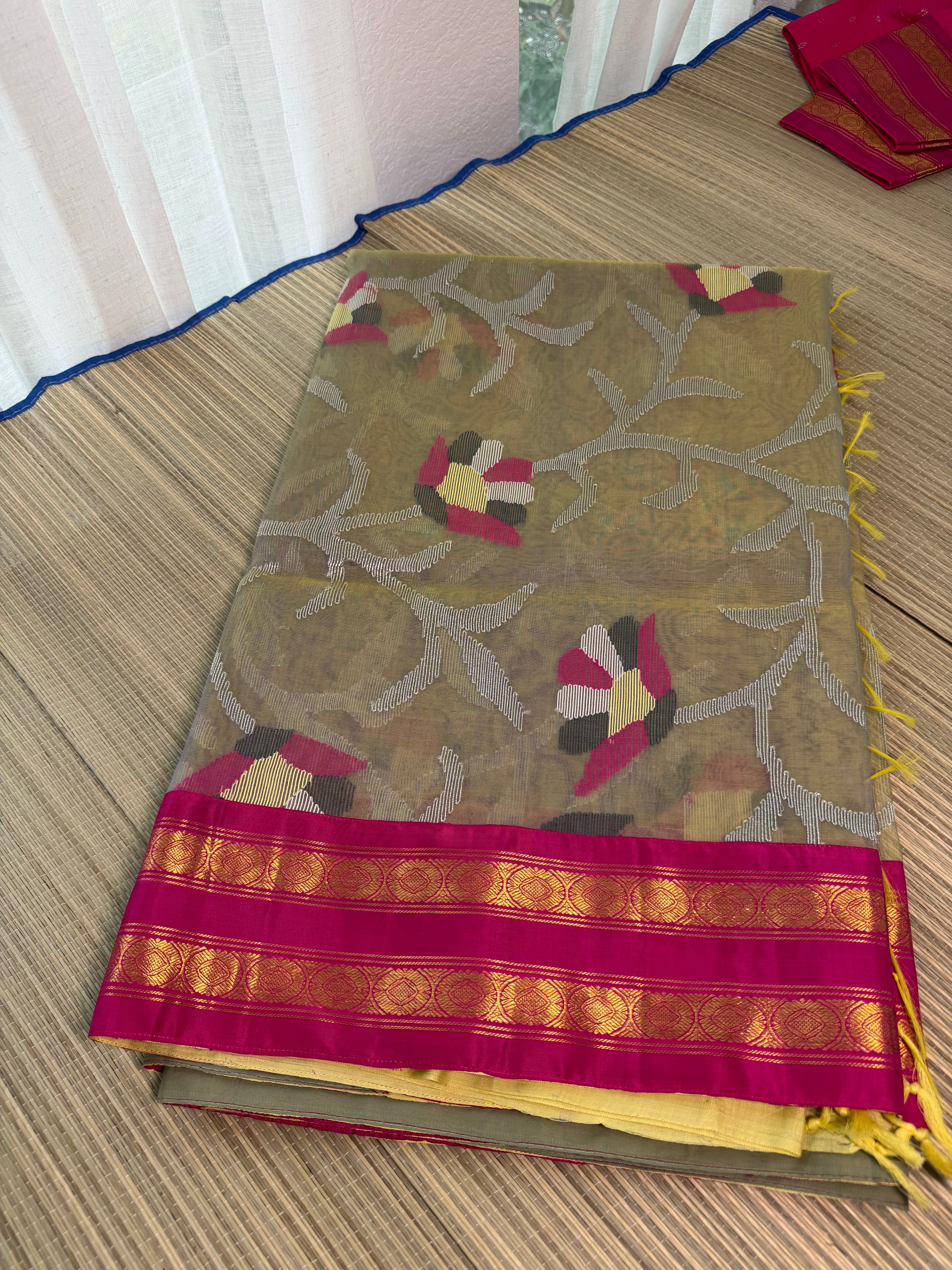 Muslin Jamdani Saree with Kanchi Border - Green/Pink