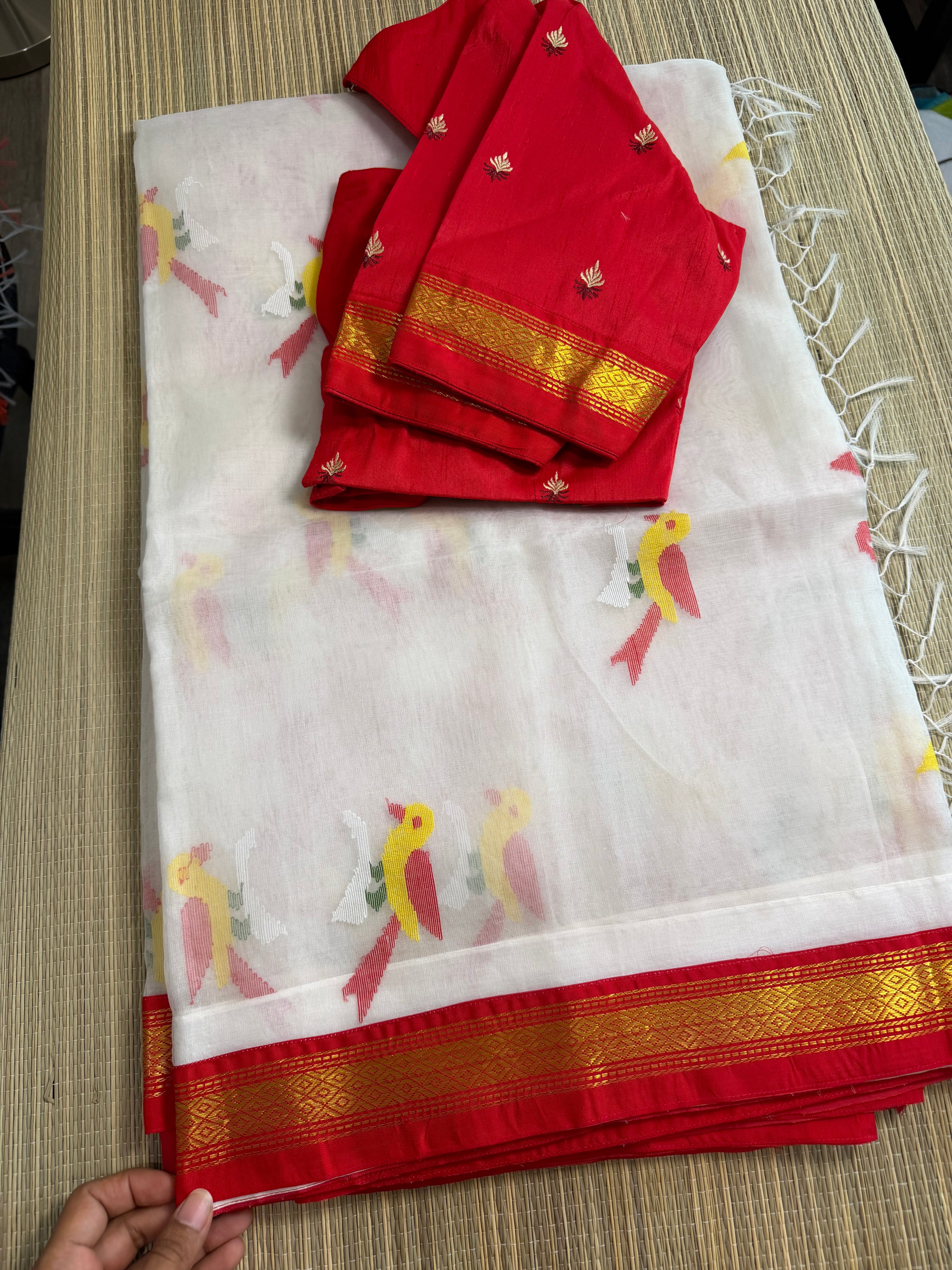 Muslin Jamdani Saree with Kanchi Border - White/Red