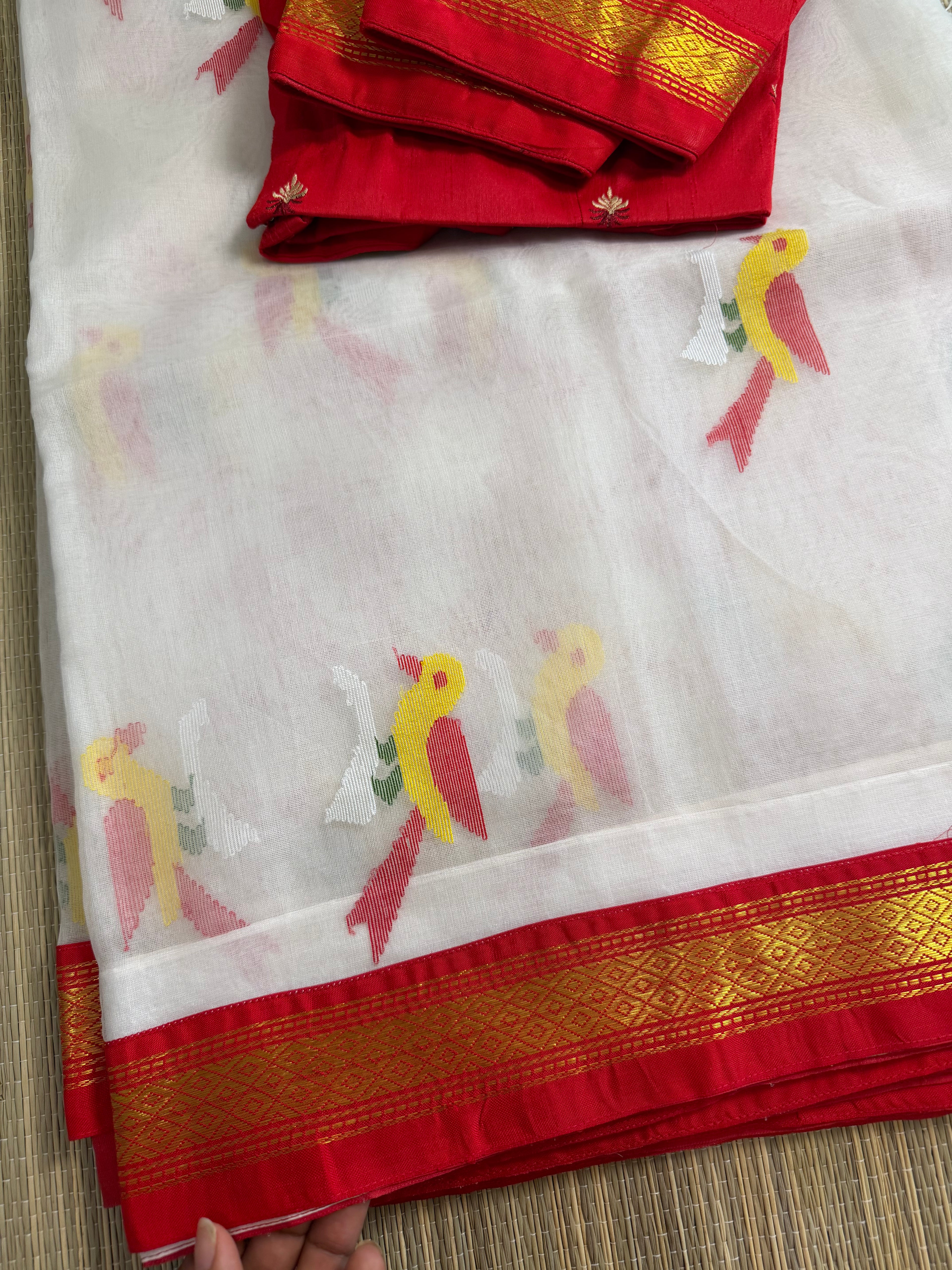 Muslin Jamdani Saree with Kanchi Border - White/Red