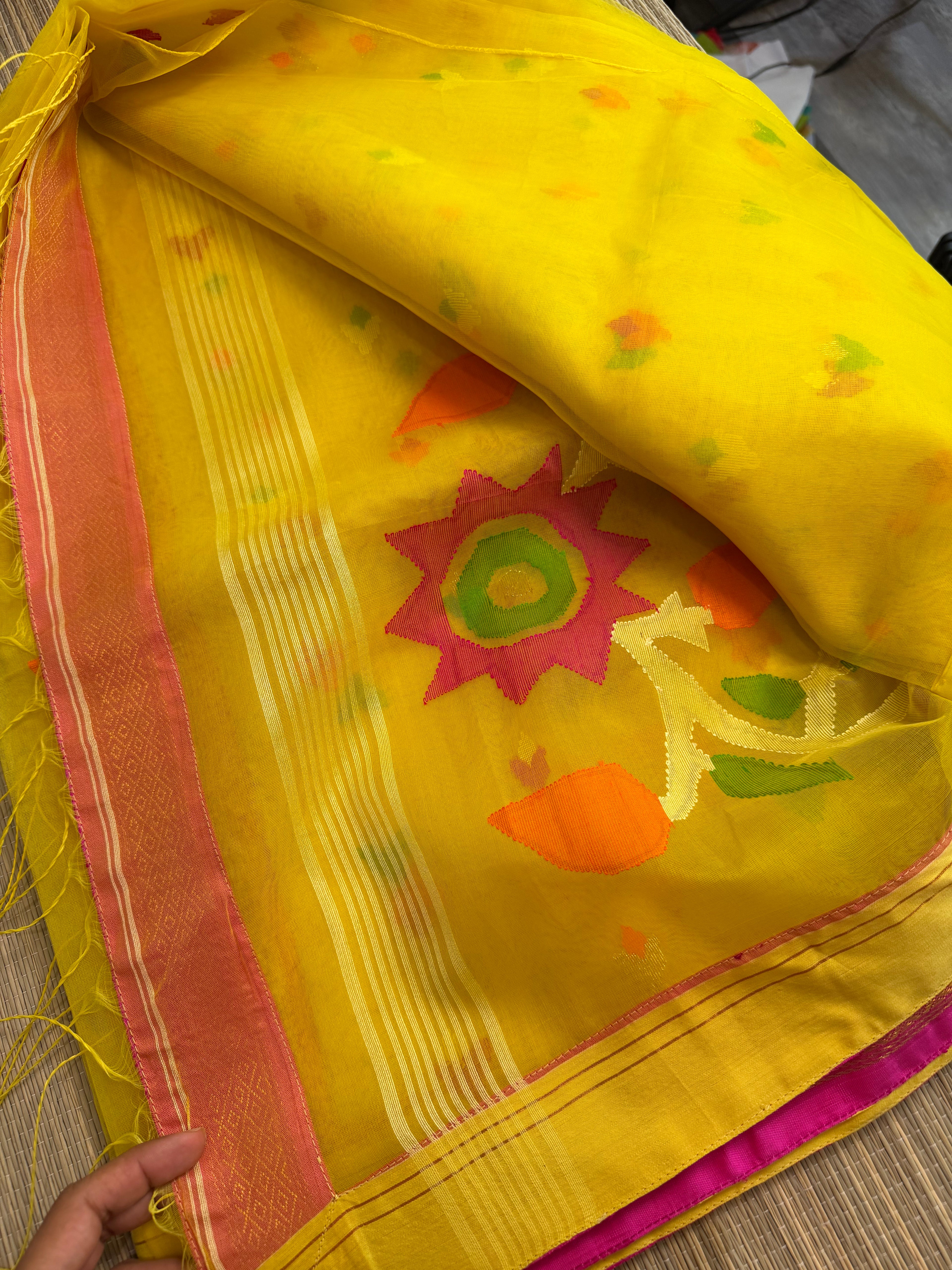 Muslin Jamdani Saree with Kanchi Border - Yellow/Pink